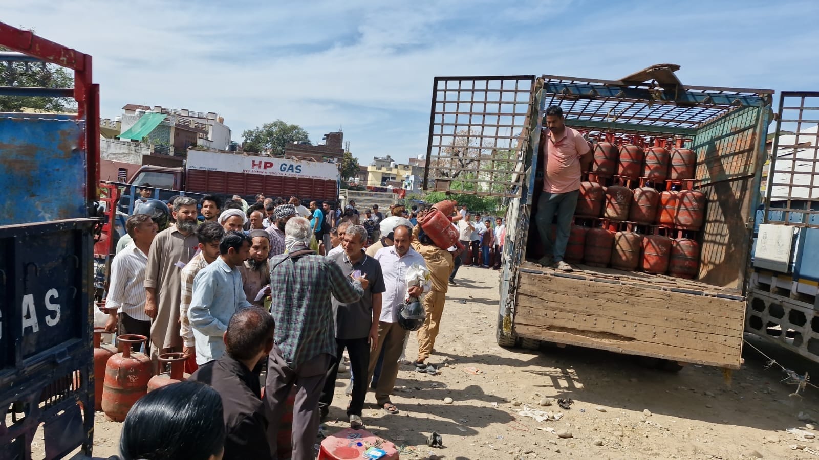 कठुआ में सिलेंडर लेने के लिए बड़ी संख्या में पहुंच रहे लोगसंवाद