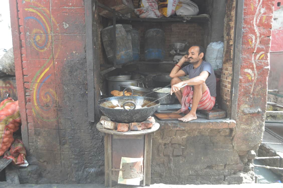 कोयले की भटटी पर कचौड़ी बनाता हलवाई। 