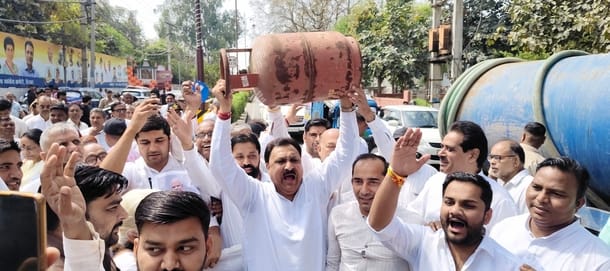Congress protests LPG shortage, expresses anger with empty cylinders