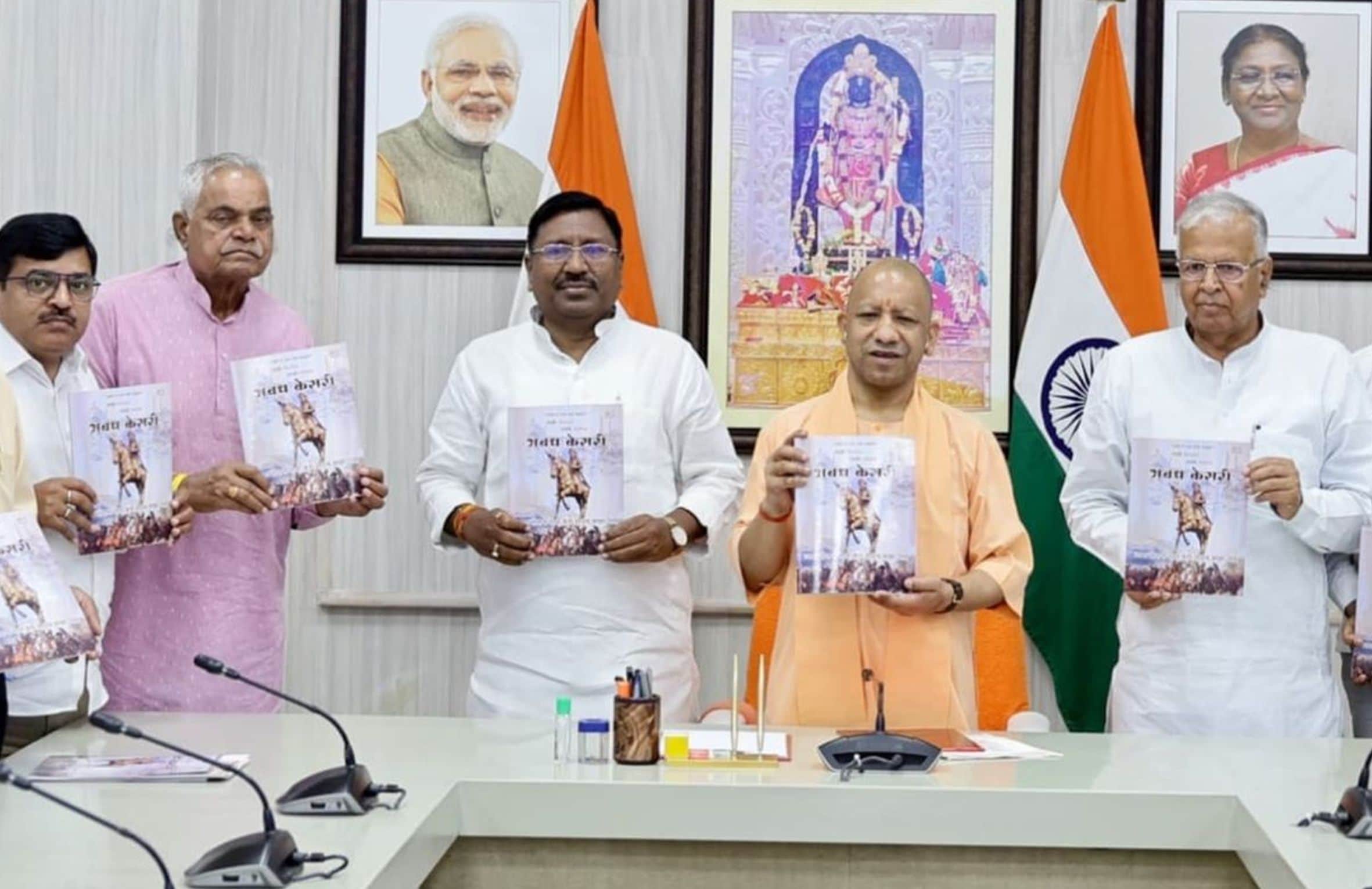 लखनऊ में कालीदास मार्ग स्थित आवास में वार्षिक पत्रिका “अवध केसरी” का विमोचन करते मुख्यमंत्री 