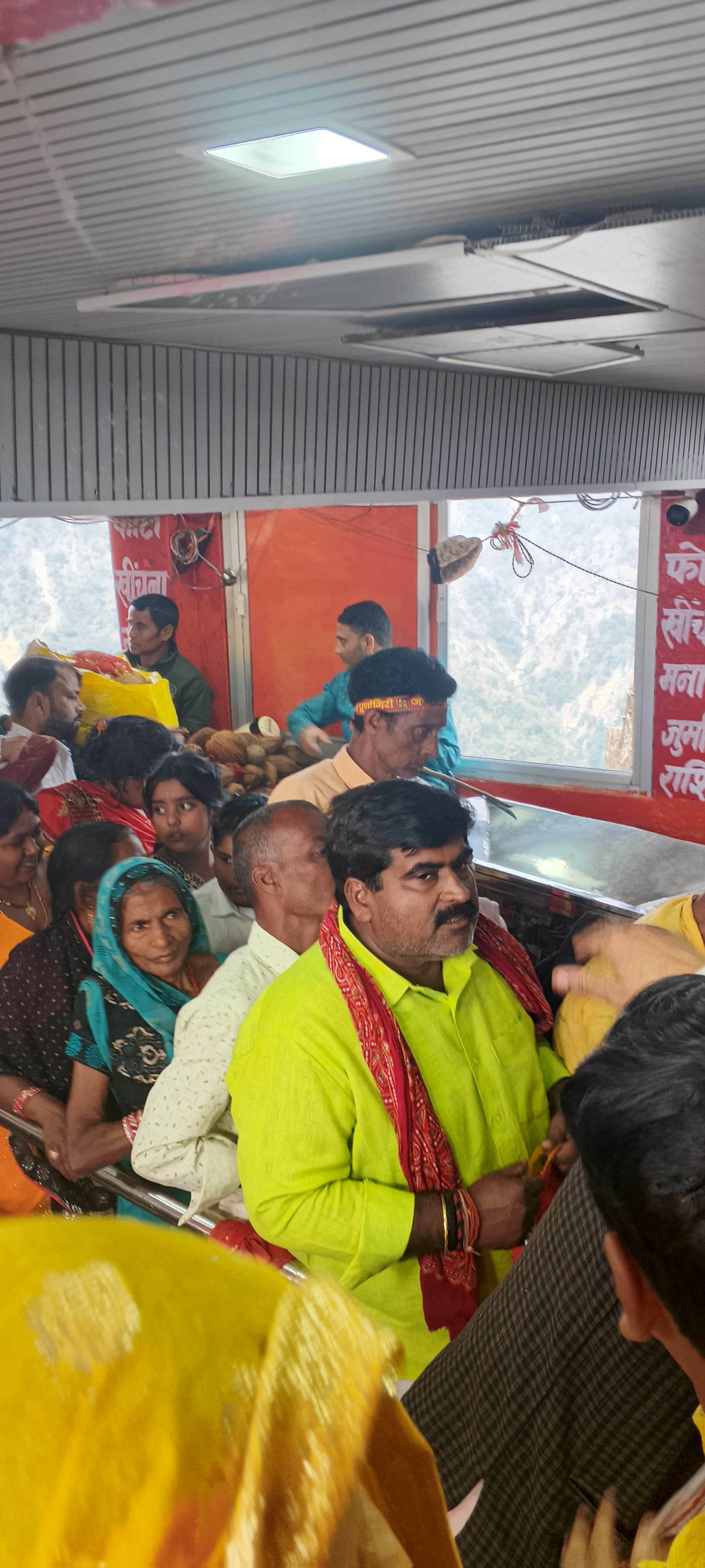 मां पूर्णागिरि धाम में मां के दर्शन के लिए आगे बढ़ते श्रद्धालु। स्रोत: मंदिर समिति