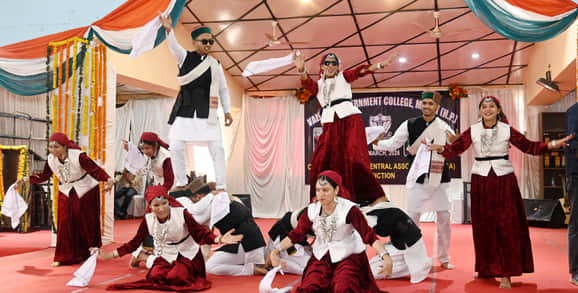 मंडी कॉलेज में सीएससीए के सांस्कृतिक कार्यक्रम में प्रस्तुति देते विद्यार्थी। संवाद