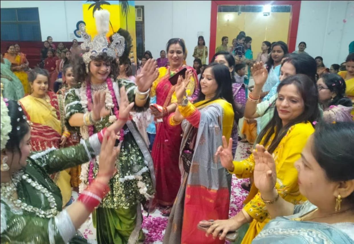 Colours and gulal were thrown at the Holi gathering of Sarva Vaishya Samaj.