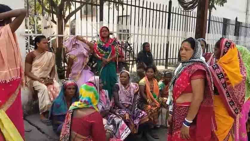 महिला समूह में पुलिस अधीक्षक को सौंपा ज्ञापन