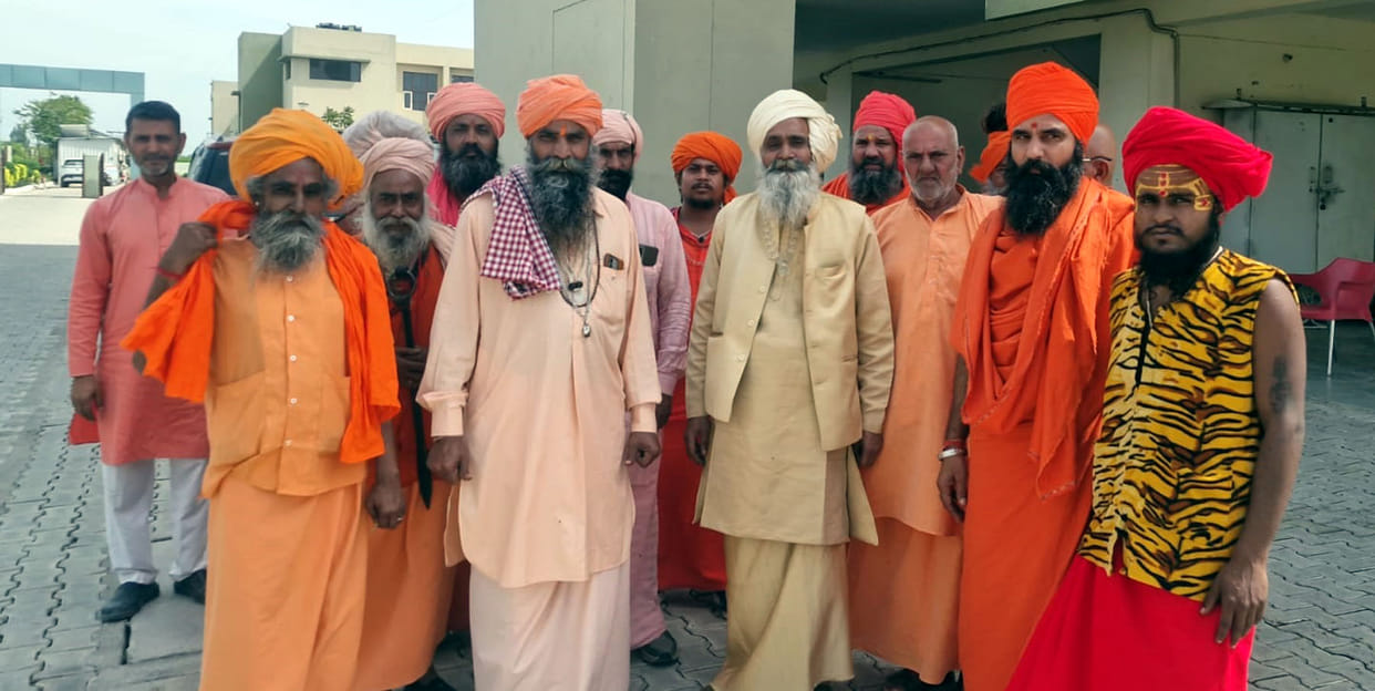 Two Mahants face to face on the issue of land and management