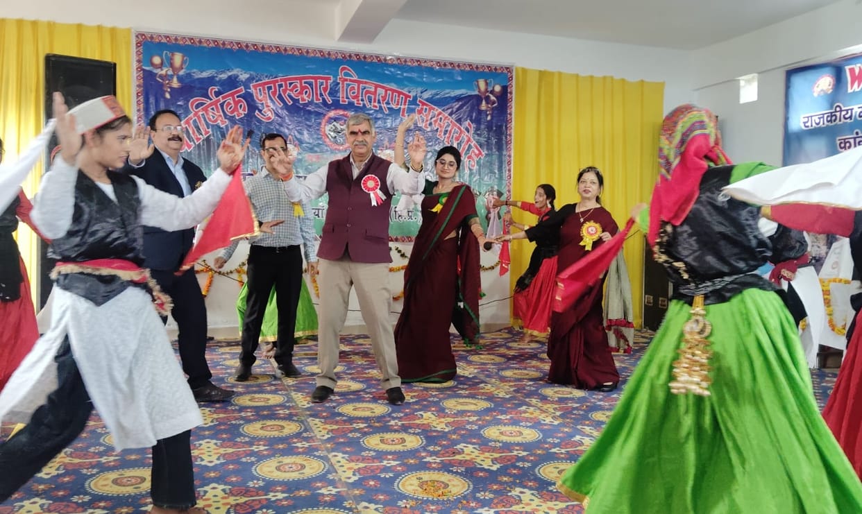 Sanjay Ratan honored the promising students in Majhin College