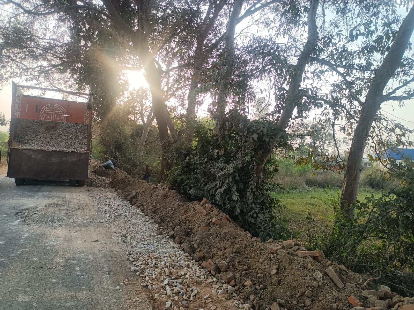 मंझरिया-कटका मार्ग निर्माण के लिए गिराई जा रही गिट्टी। संवाद