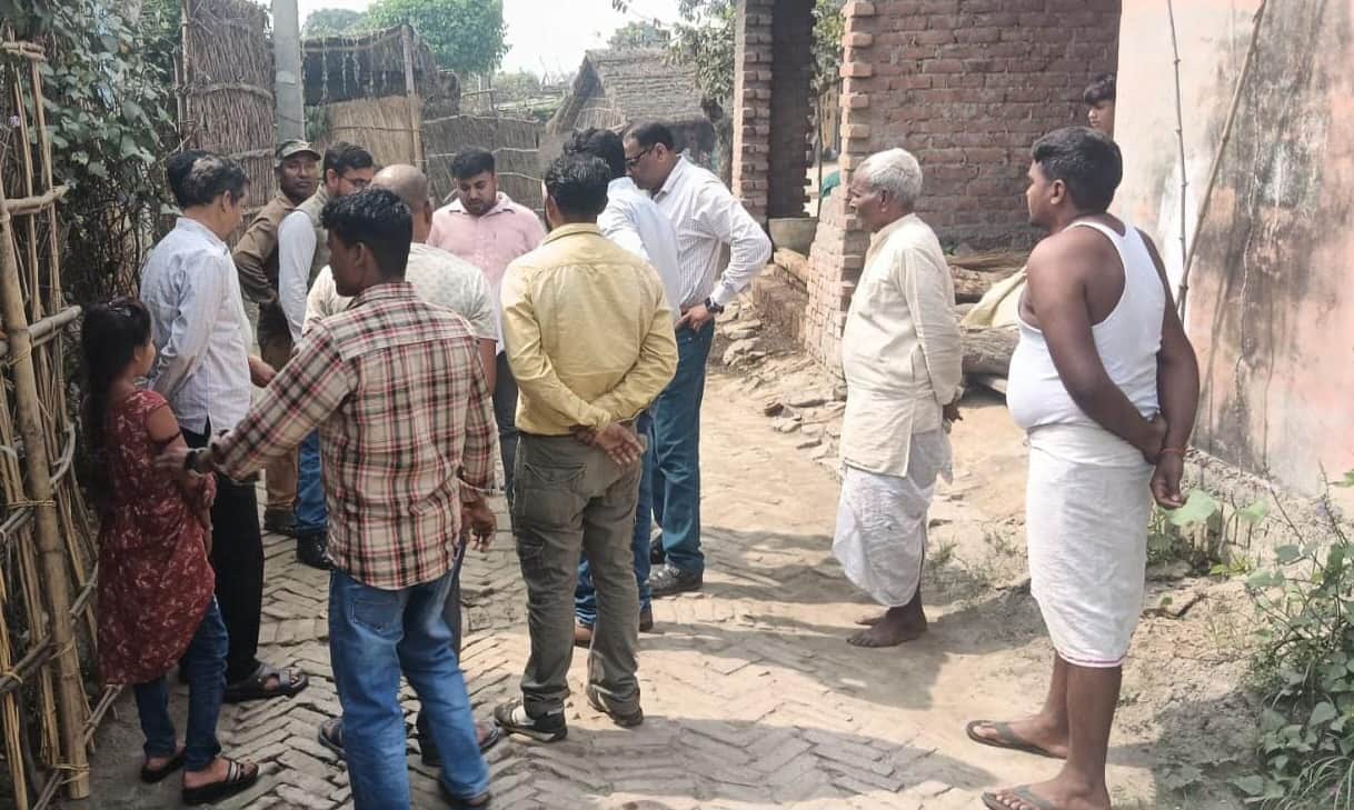 मौके पर जांच करते टीम के सदस्य।संवाद