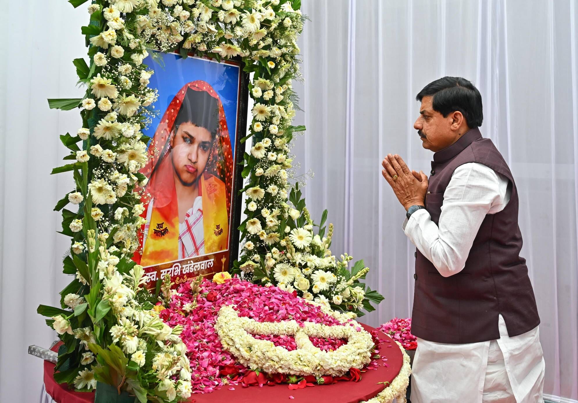 श्रद्धांजलि अर्पित करते हुए सीएम डॉ. मोहन यादव।