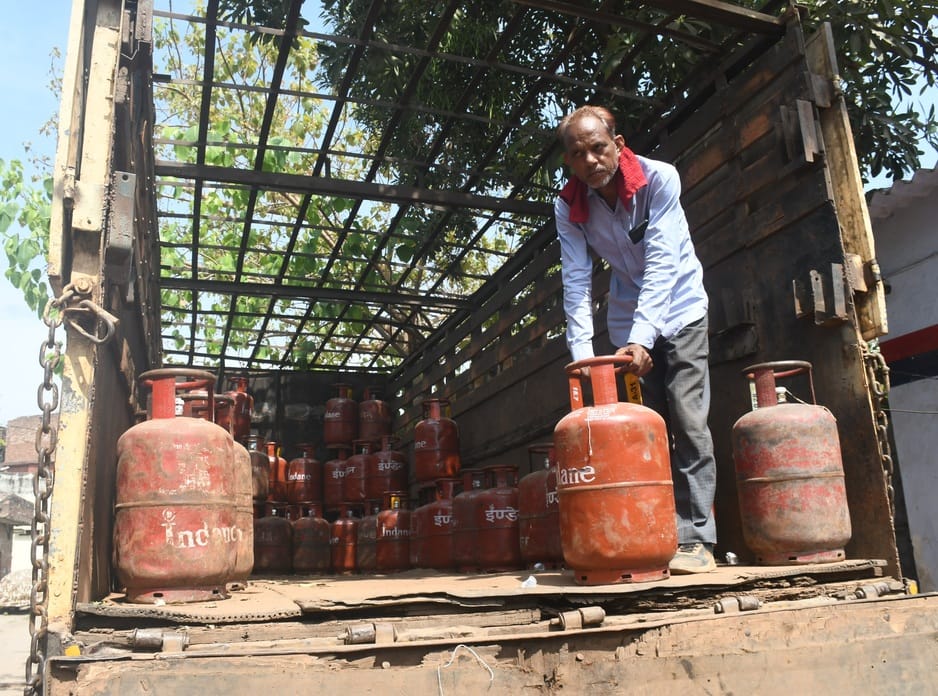 No online booking, crowds gathered at gas agencies for cylinders