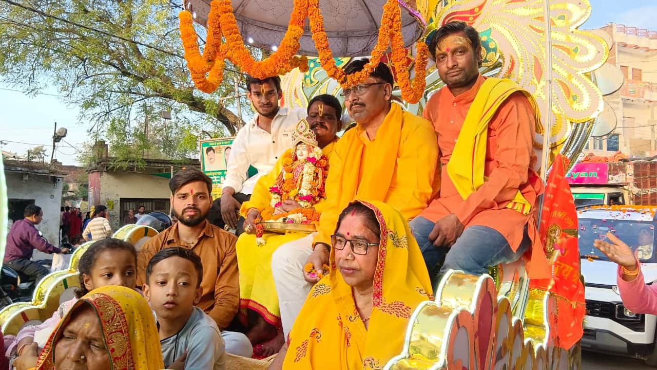 मंदिर में प्रतिमा की प्राण प्रतिष्ठा से पहले नगर भ्रमण करते श्रद्धालु। -सोशल मीडिया।