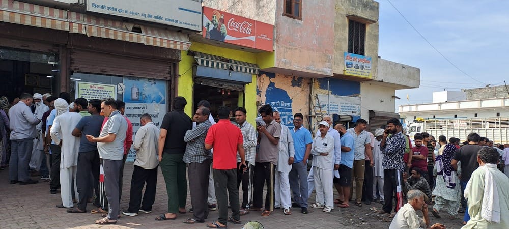 Long queues for gas cylinders at the new grain market, leaving consumers frustrated.