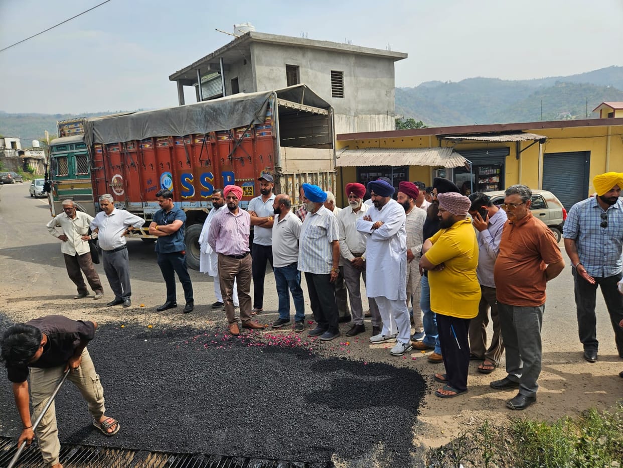 Nalagarh roads will be spruced up at a cost of Rs 31.51 crore, MLA Bawa started the work of laying tar.