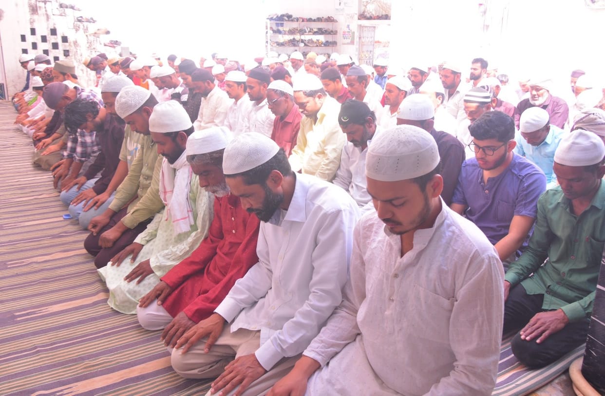 Shia community worshiped by wearing black bands