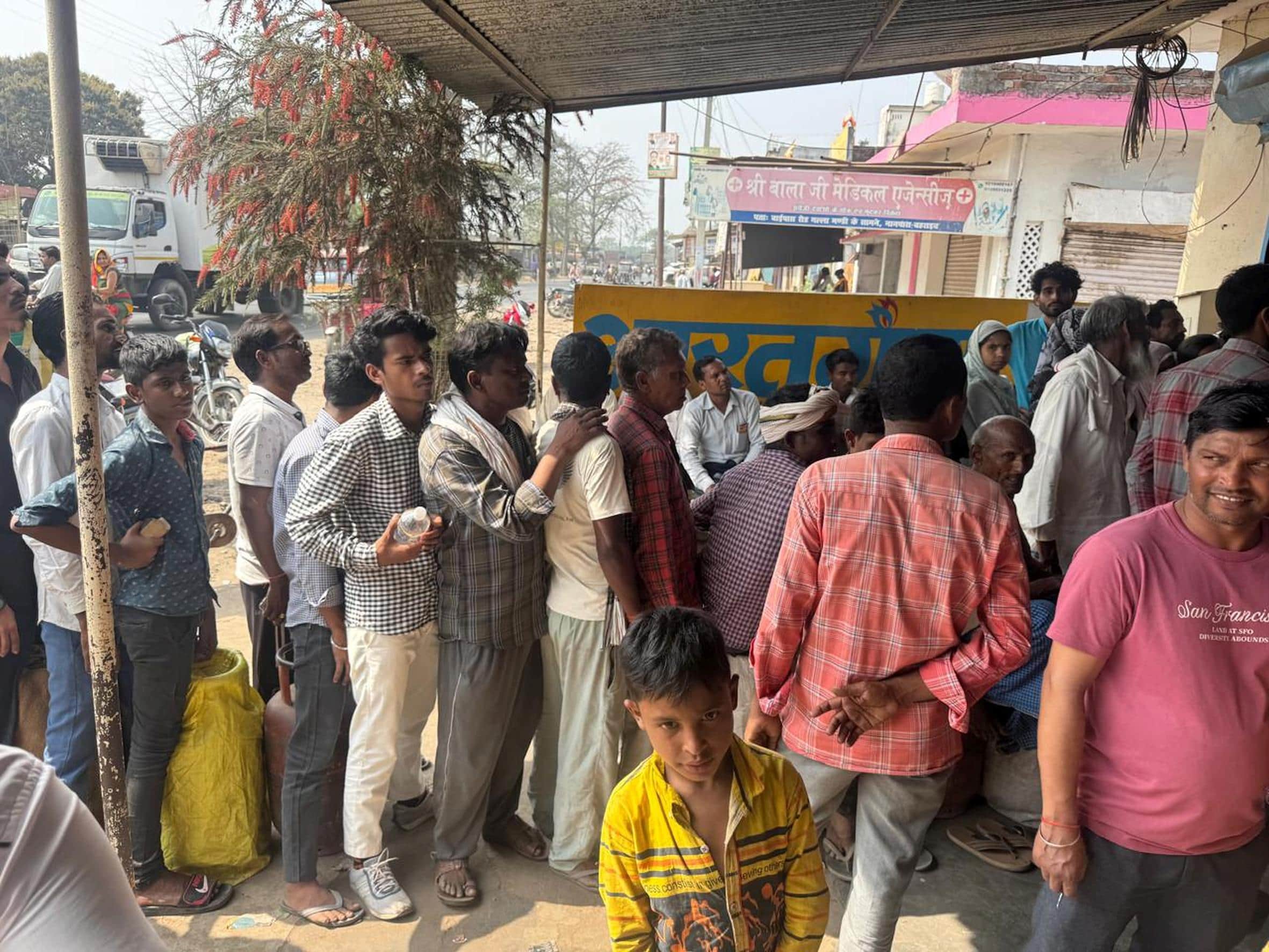 नानपारा में गैस सिलिंडर लेने के लिए लगी लाइन।     -संवाद