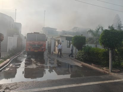 Income Tax Department team attacked for survey, vehicles damaged in stone pelting, driver injured