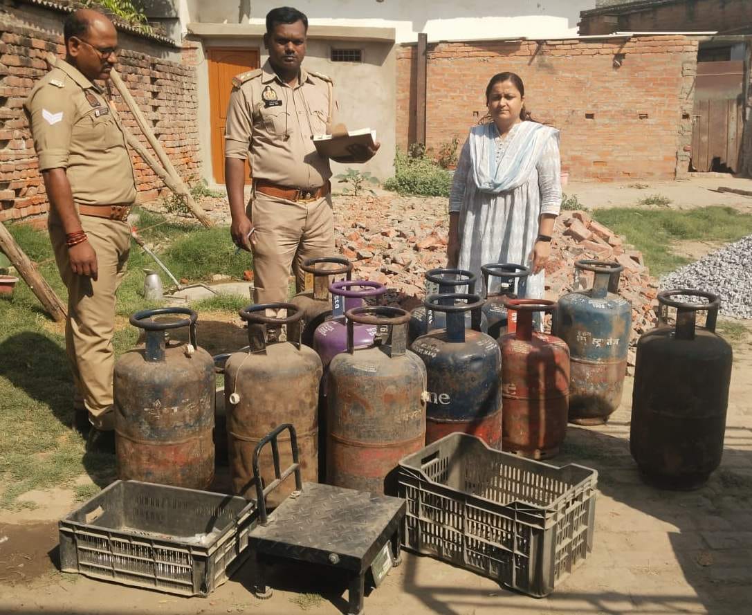 12 gas cylinders, refilling machines and e-scales recovered