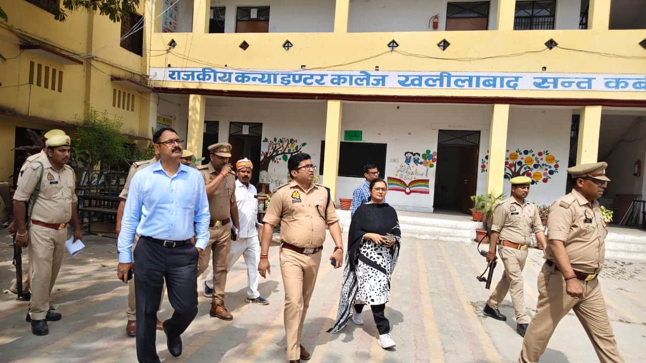 पुलिस भर्ती परीक्षा को लेकर परीक्षा केंद्र जीजीआईसी का निरीक्षण करते डीएम और एसपी-स्रोत सूचना