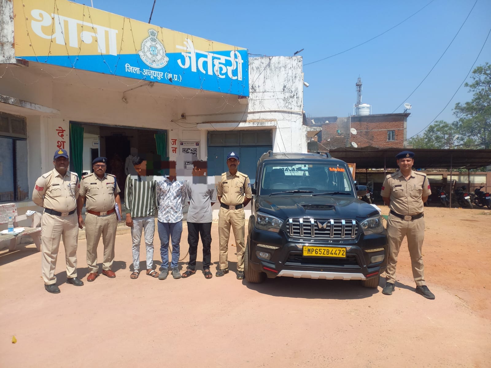 पुलिस गिरफ्त में आरोपी और अपहरण में उपयोग लाया गया वाहन