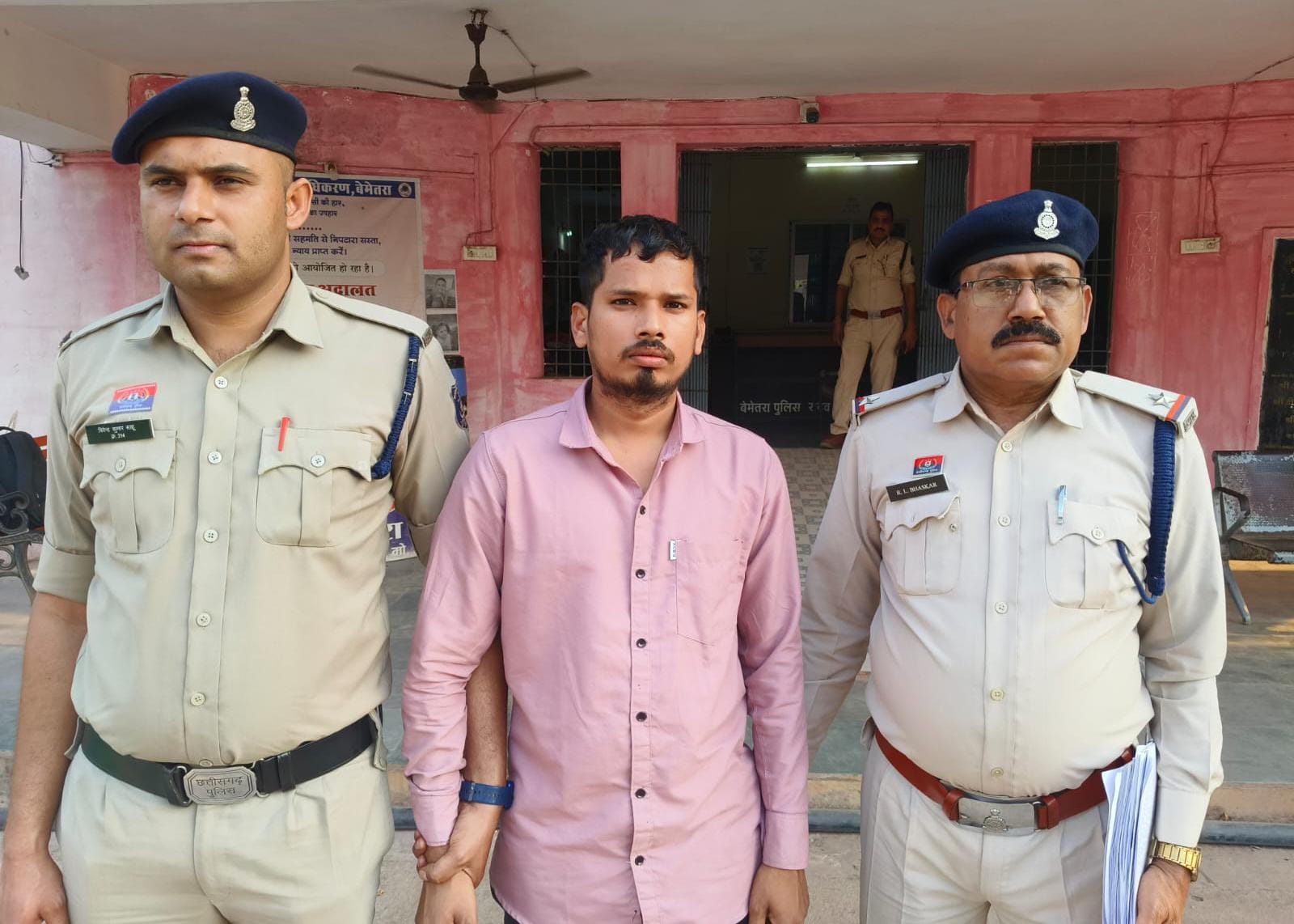 पुलिस की गिरफ्त में आरोपी