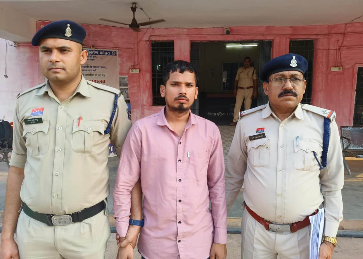 Allegation of 150 Lakh Theft from Mobile Shop Becomes Cause of Death Youth Commits Suicide by Hanging Accused
