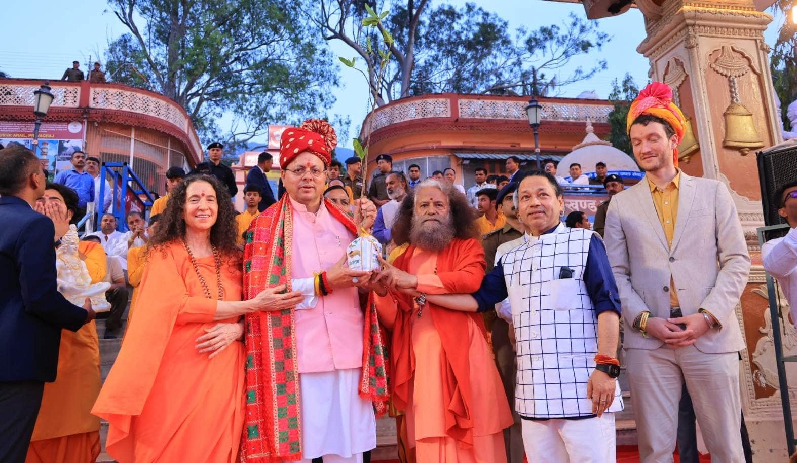 परमार्थ निकेतन पहुंचे मुख्यमंत्री पुष्कर सिंह धामी को रुद्राक्ष का पौधा भेंट करते स्वामी चिदानं