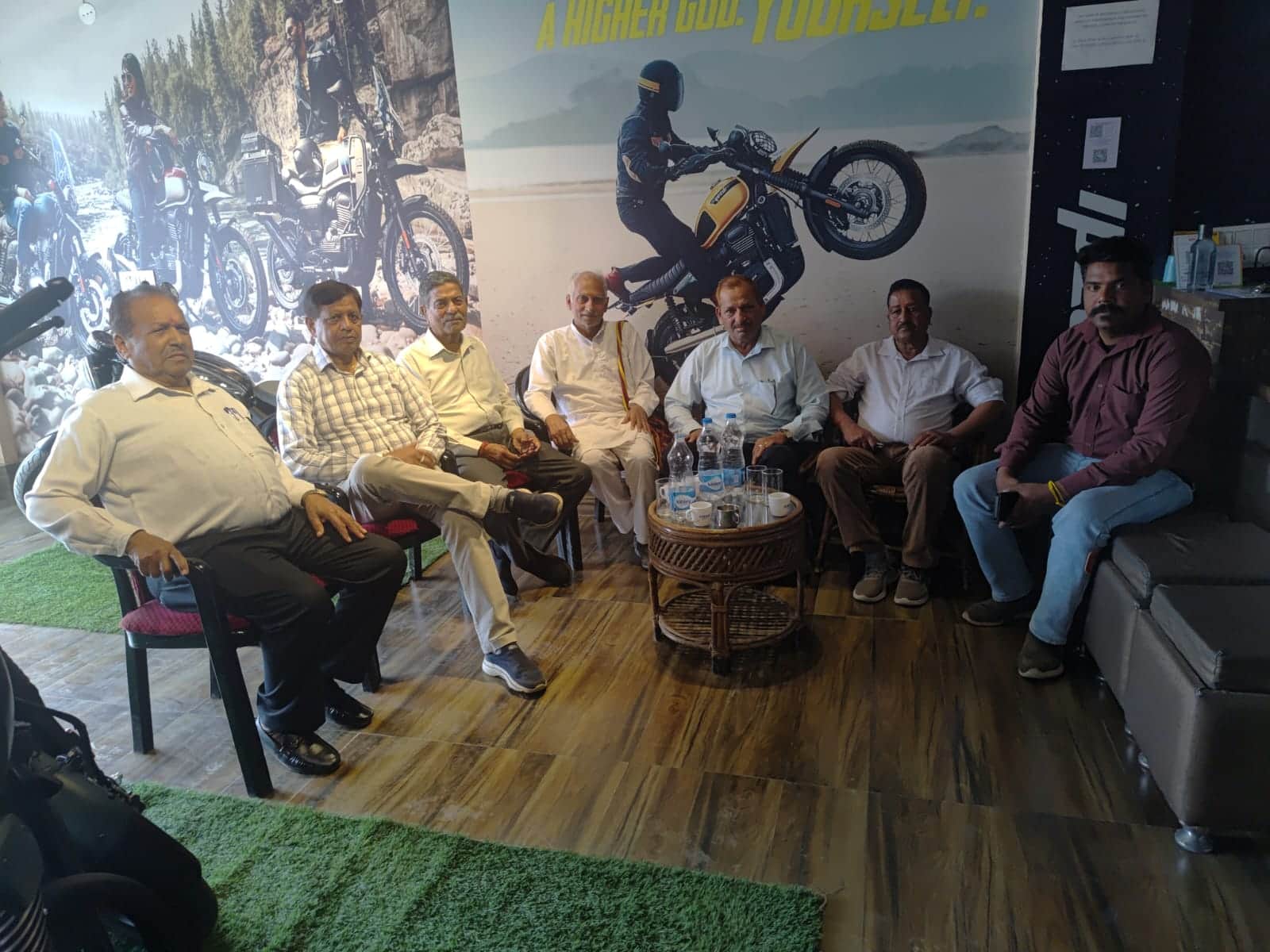 प्रदेश पौंग बांध समिति सुप्रीम कोर्ट में चल रहे विस्थापितों के केस में विशेष बैठक करती हुई