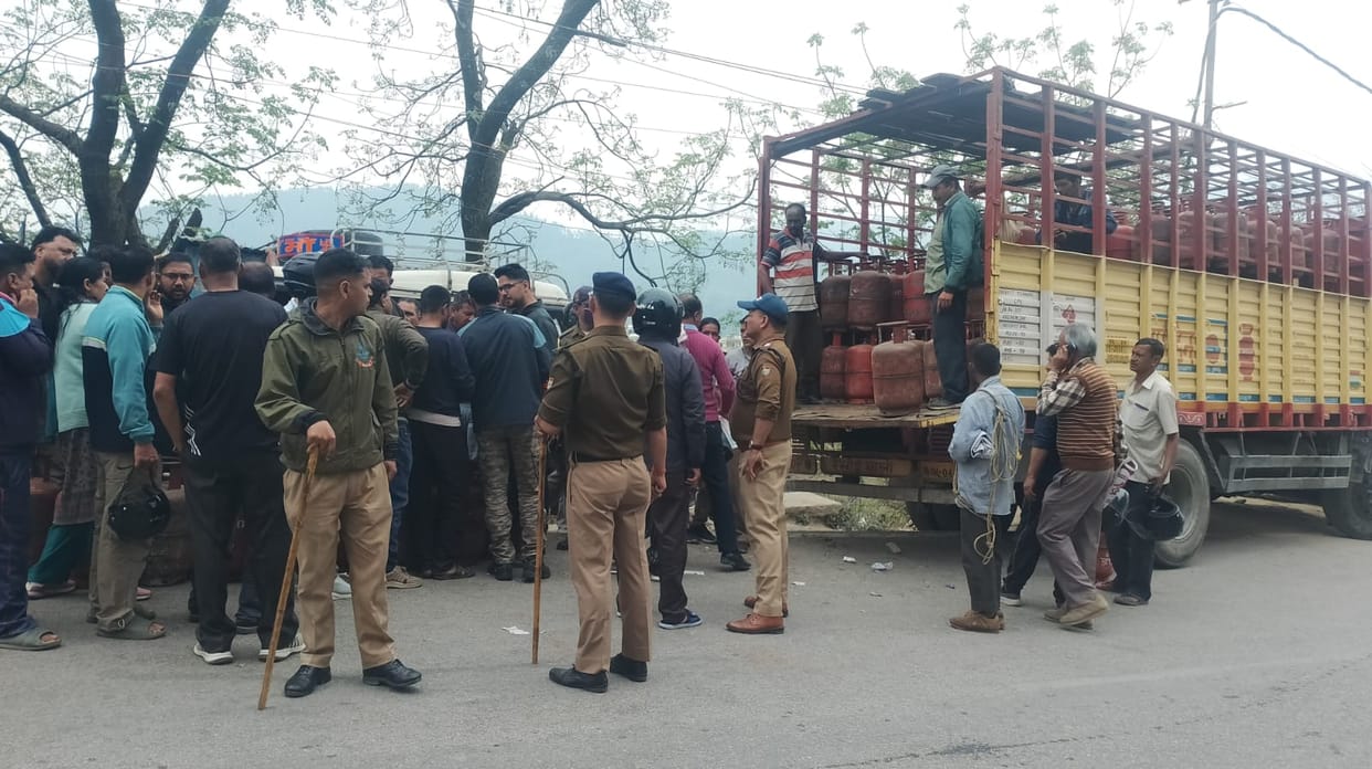 Lined up for cylinders since morning, vehicles did not arrive until noon