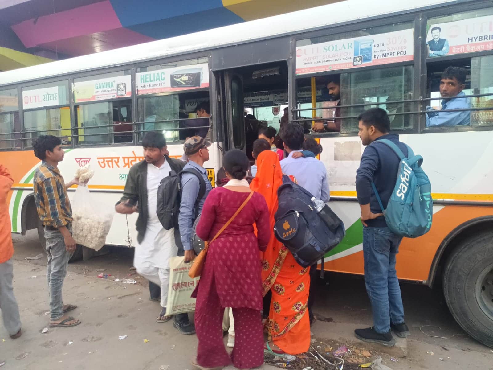 रोडवेज बस में सवार होते लोग। संवाद