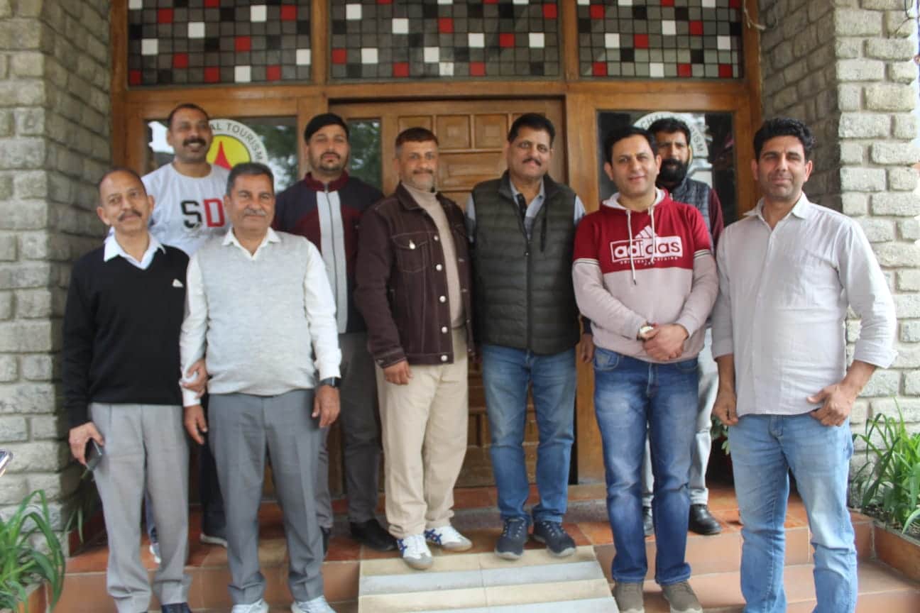 राजपूत सभा की मासिक बैठकमें मौजूद पदाधिकारी। सभा