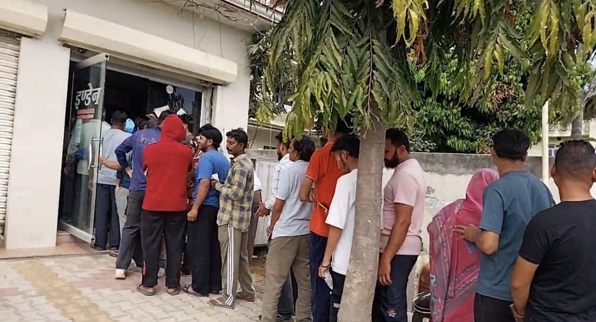 Crowds gathered at the gas agency, people stood in queues for several hours.
