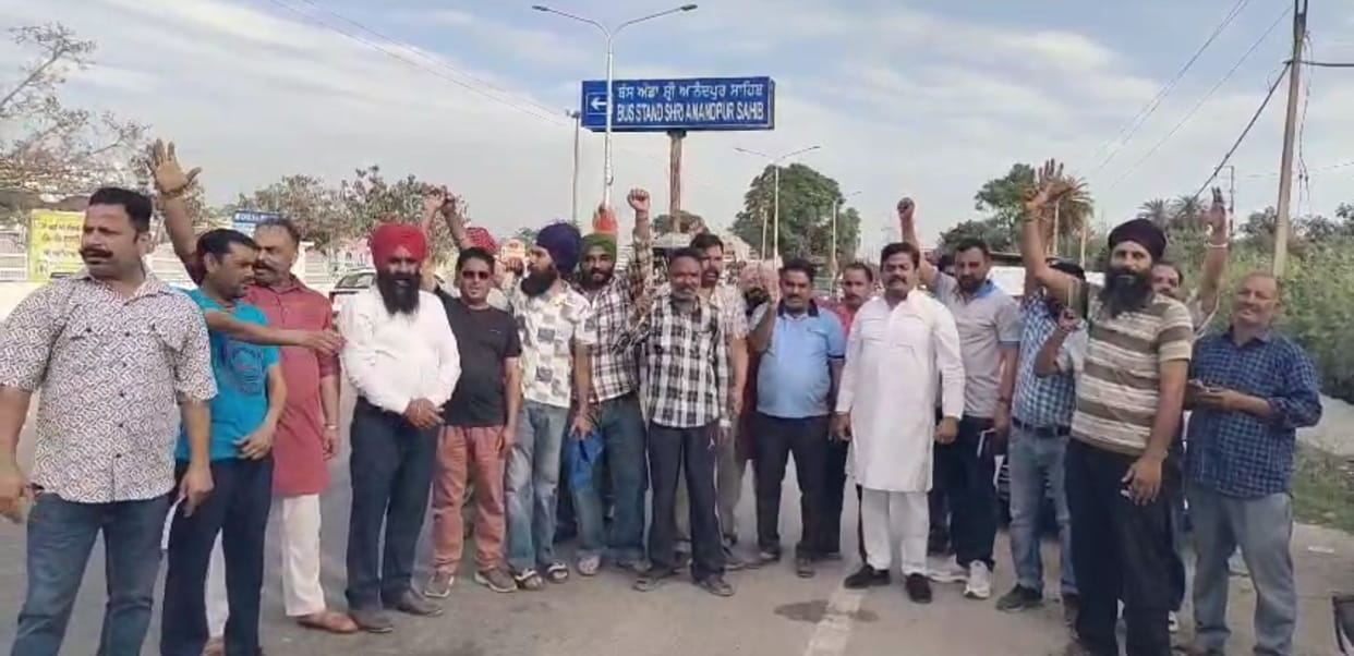 Slogans raised against the government on the Chandigarh-Una highway