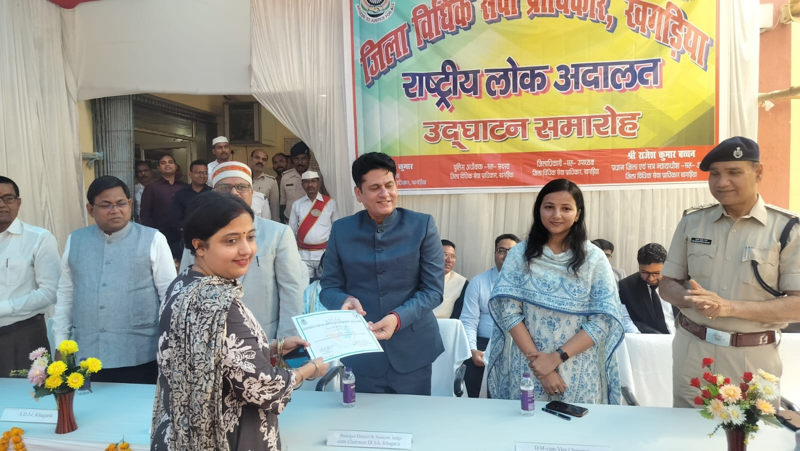राष्ट्रीय लोक अदालत में प्रशस्ति पत्र पाते न्यायिक अधिकारी
