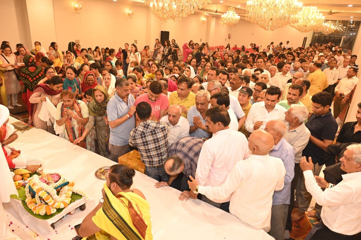 Crowds of devotees thronged to catch a glimpse of the sacred relics of the Somnath Jyotirlinga and to participate in the Rudra Puja.