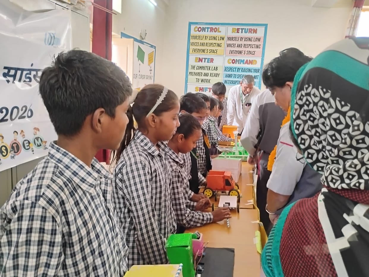 A STEAM fair was organized to promote creative and scientific thinking.