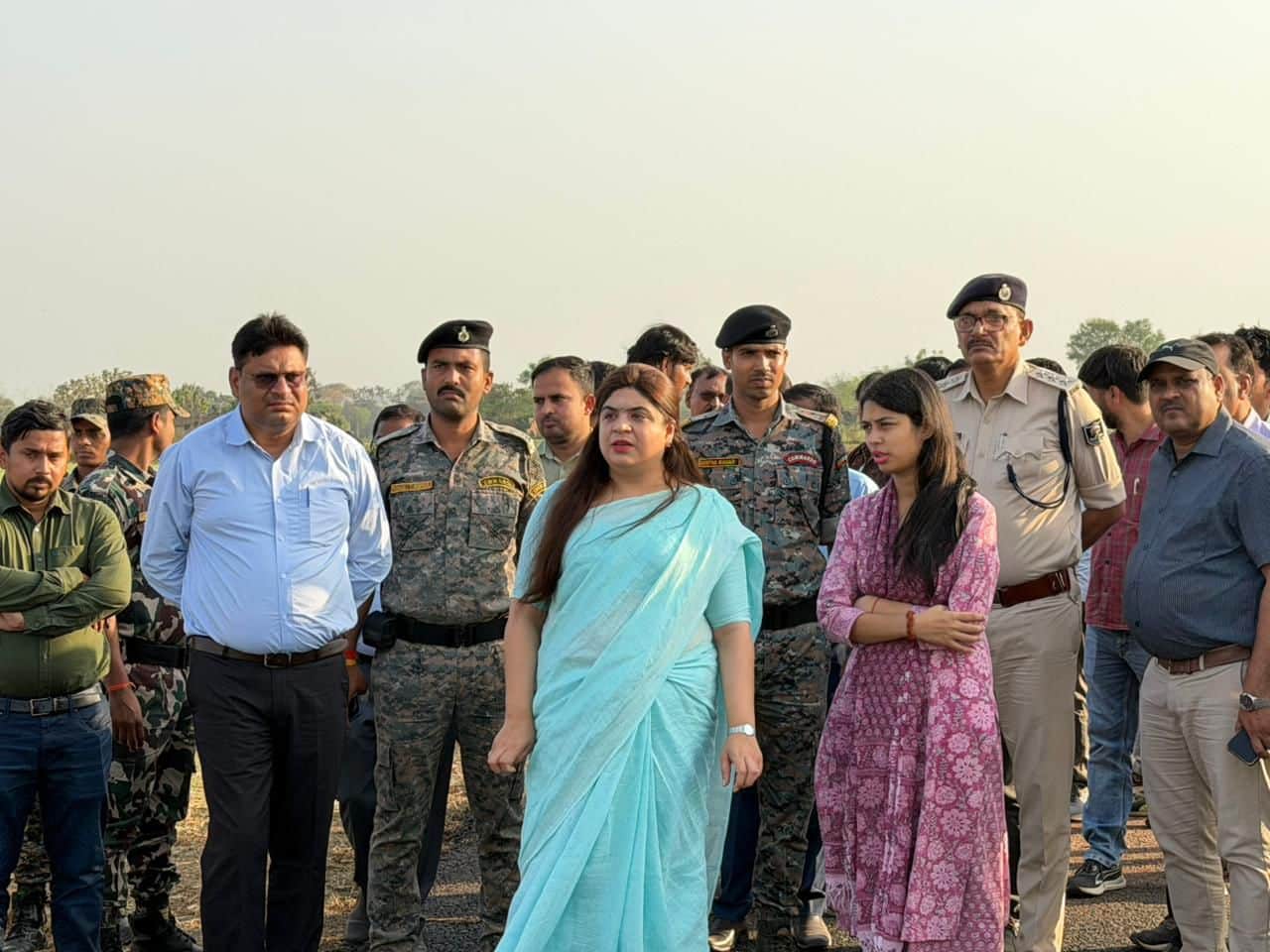 सीएम के कार्यक्रम स्थल पर तैयारी का जायजा लेती औरंगाबाद की डीएम