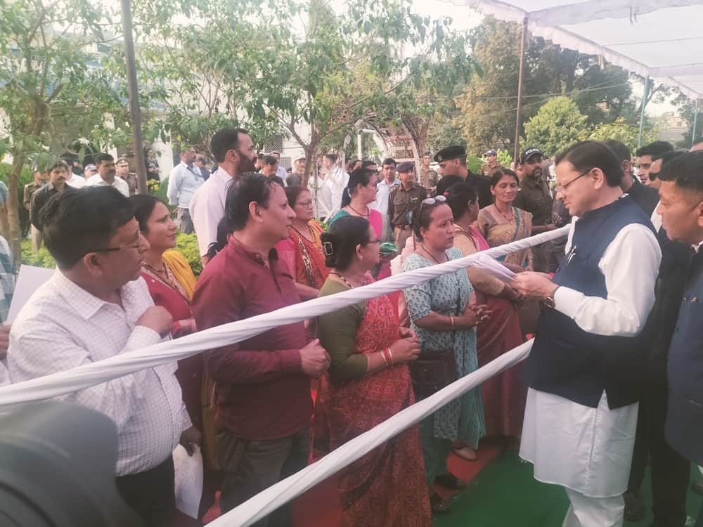  सीएम कैंप कार्यालय परिसर में जनता की समस्याएं सुनते मुख्यमंत्री पुष्कर सिंह धामी। संवाद