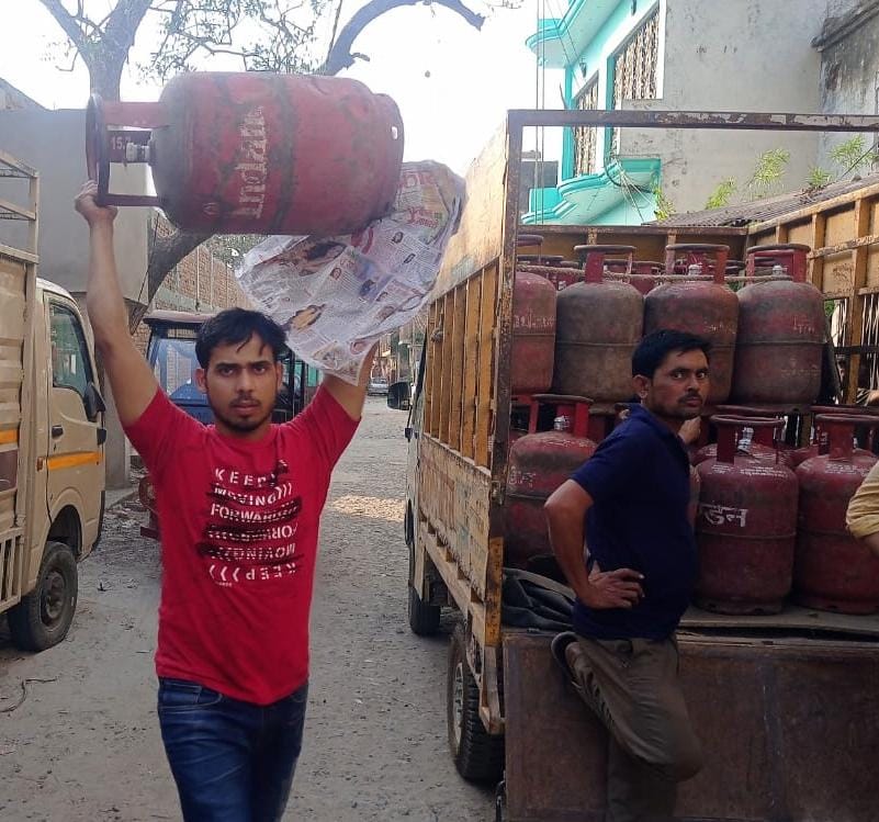 Domestic gas cylinders being sold at street vendors
