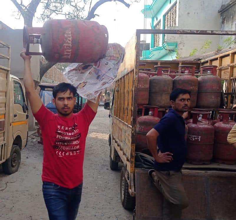 सिलिंडर लेकर एजेंसी जाता युवक।