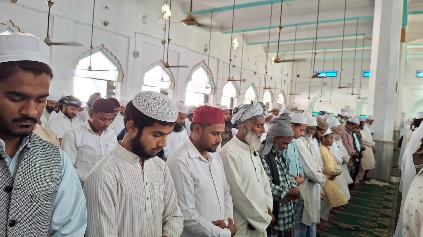 सेमरियावां जामा मस्जिद में जुमा की नमाज अदा करते रोजेदार-संवाद