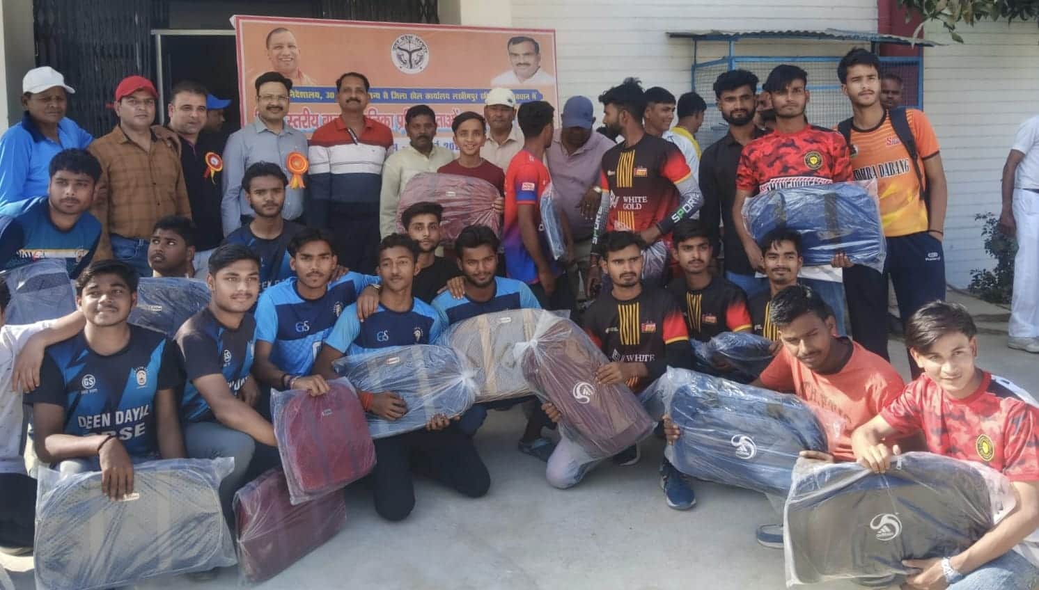 स्पोर्ट्स स्टेडियम में मौजूद विजेता खिलाड़ी। स्रोत: स्टेडियम