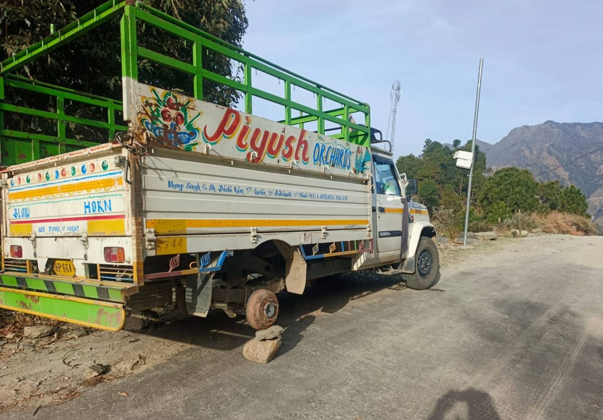 Both tyres of a pickup jeep were stolen in Gram Panchayat Guran.