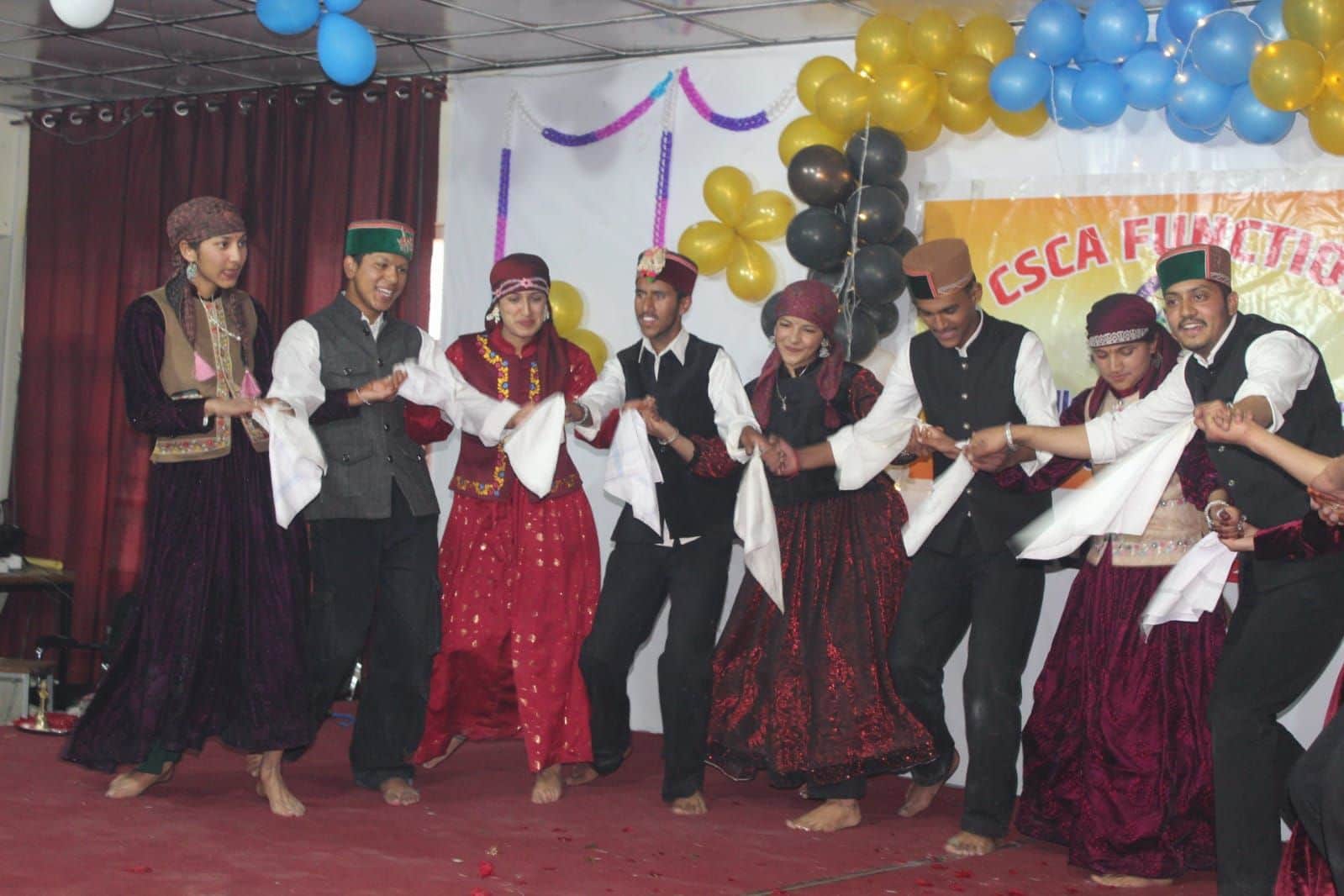 सराज कॉलेज में आयोजित कार्यक्रम में नाटी प्रस्तुत करते विद्यार्थी। स्त्रोत- संस्थान