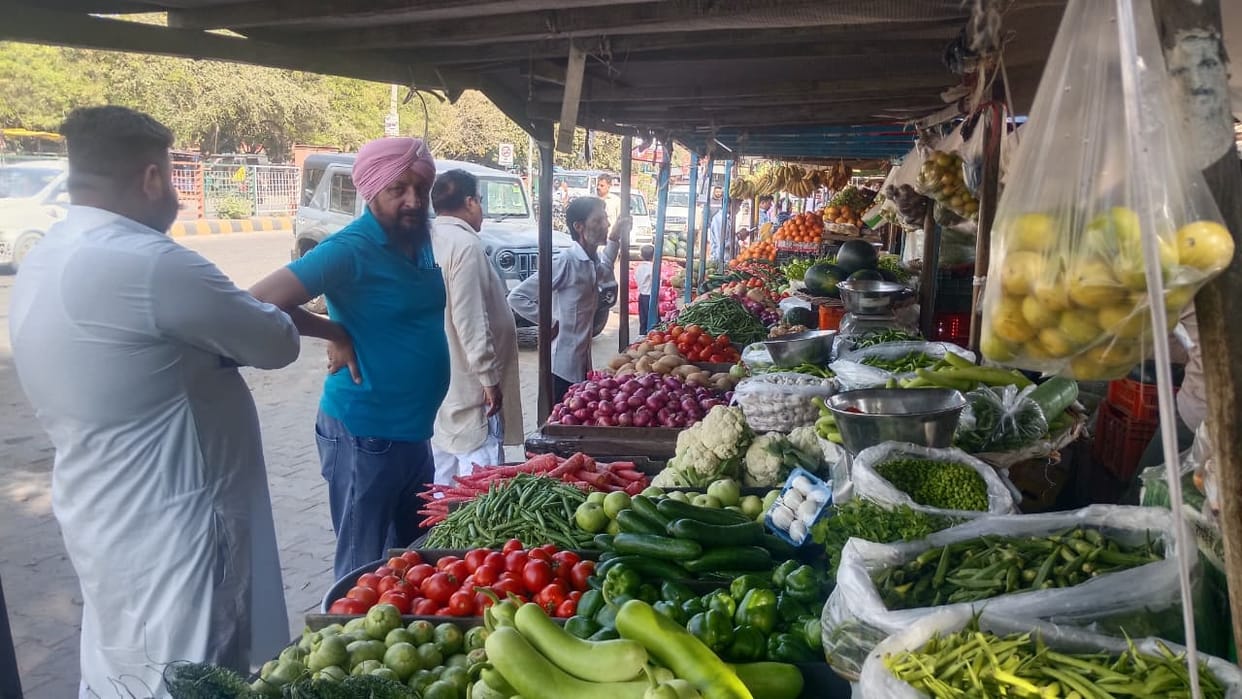 The arrival of local vegetables in the market has decreased, they are being imported, increasing the prices