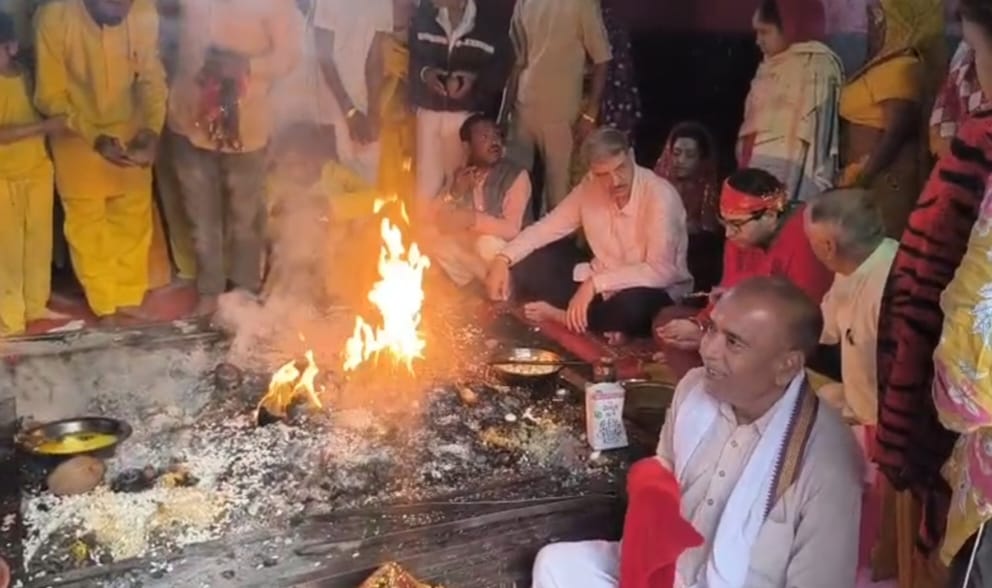 Crowds of devotees gathered at Jwalamukhi on the occasion of Sankranti festival, queues remained throughout the day.