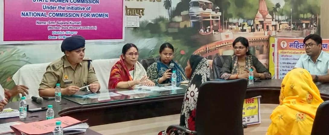 शिकायतें सुनतीं महिला आयोग की सदस्य।