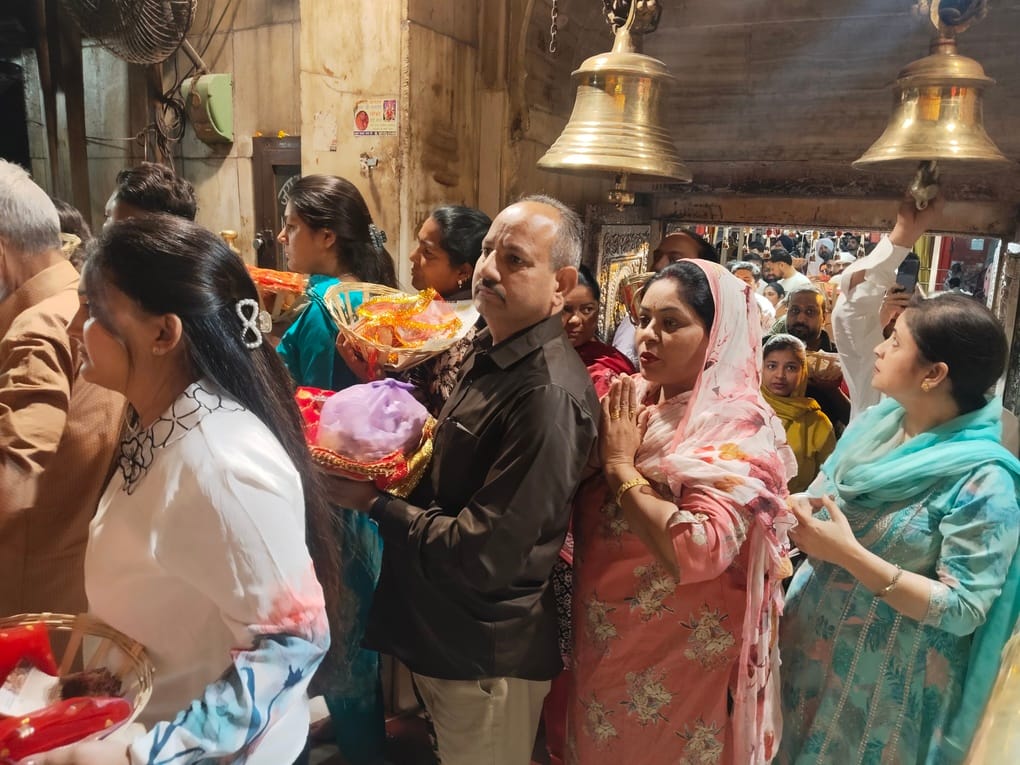 Hundreds of devotees gathered at the court of Maa Chintpurni