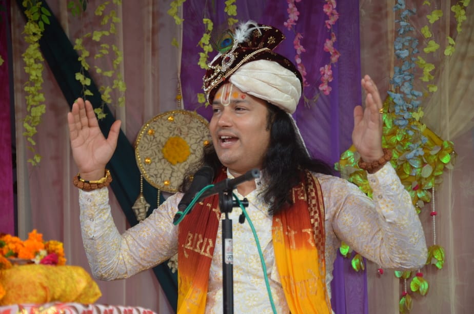 श्रीमद् भागवत कथा के दौरान प्रवचण करते गौतम जी महाराज संवाद