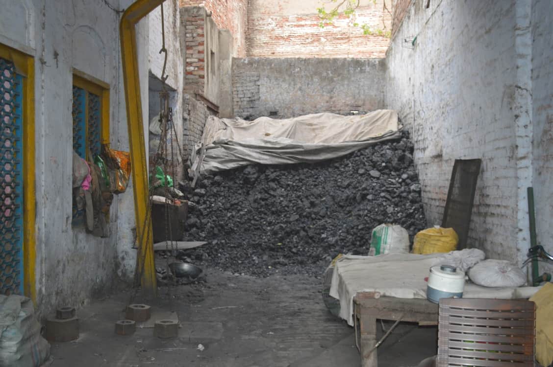 दुकान में बिक्री को रखा कोयला। 