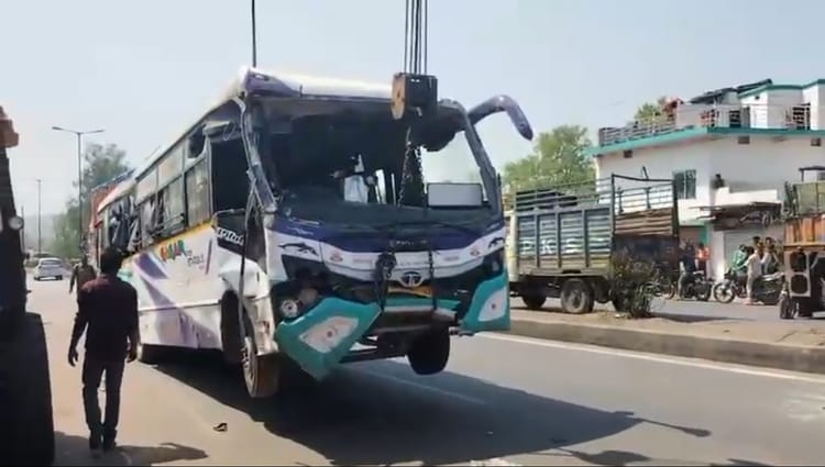 Jharkhand: झारखंड में भीषण सड़क हादसा, ट्रेलर की टक्कर से बस पलटी, तीन की मौके पर मौत